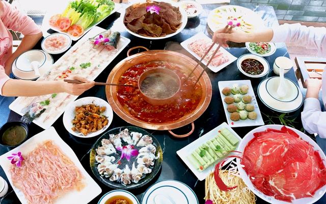 在家吃火锅，一家3口花了300多，洗碗时扎心了：不如去火锅店