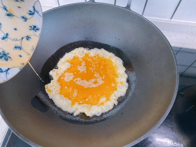 用南瓜做一个最简单的面条，不用擀面，口感爽滑筋道，营养又美味