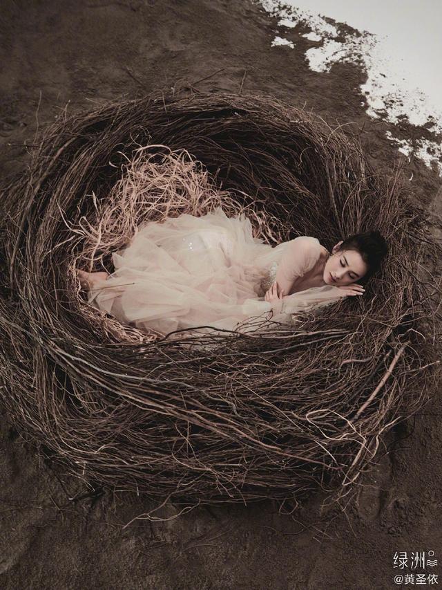 「中国青年网」37岁黄圣依“化茧成蝶”穿纱裙露美背宛如仙女