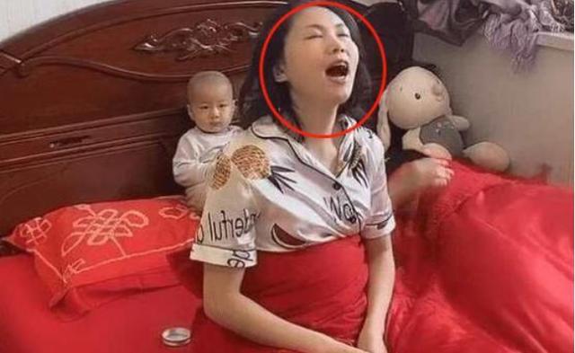 超级宝妈|一家三口午睡照片走红,父母熟睡娃却坐床头,网友:到底谁照顾谁
