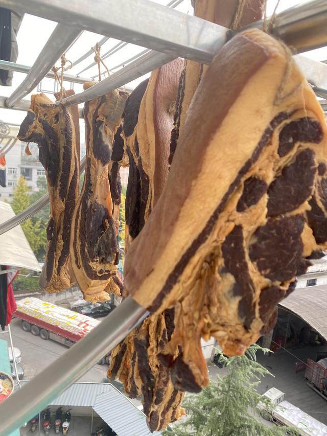 没有地方熏腊肉，试试酱油肉，2步就完成，色泽红亮比腊肉还好吃