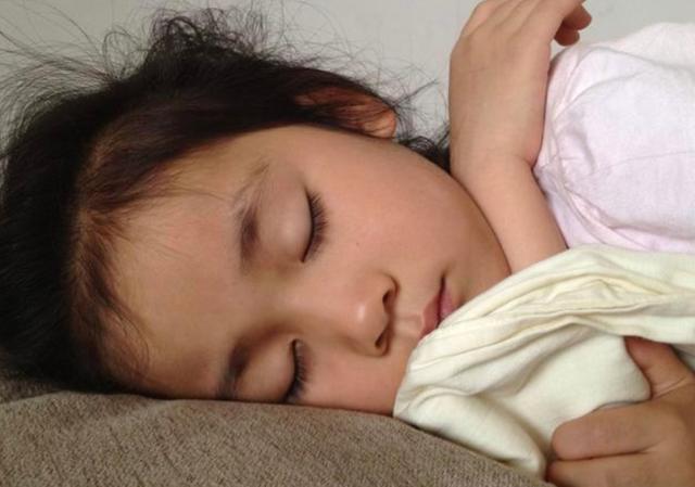 【你的育儿经】“我家宝宝累了就睡”,朋友看出不对劲,送医检查后:发育迟缓