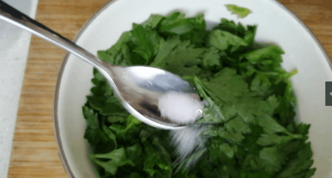 芹菜叶千万别再扔了，搭配2块钱食材，就能做出美味小凉菜