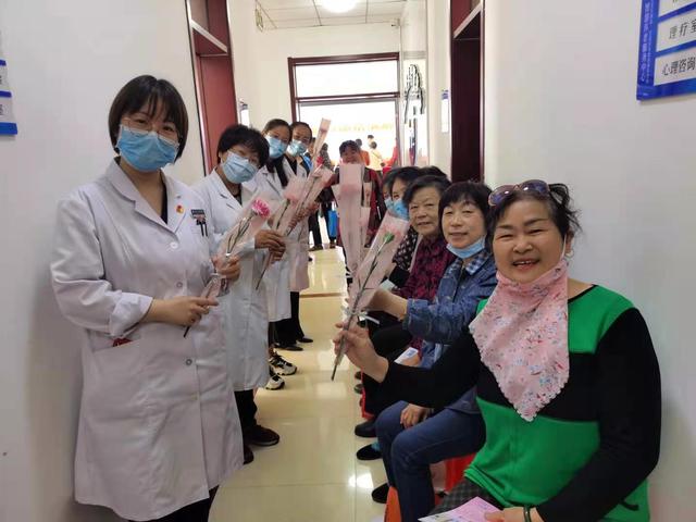 沧州市|沧州：“母亲节”前专家义诊进社区送来“面对面”医疗服务