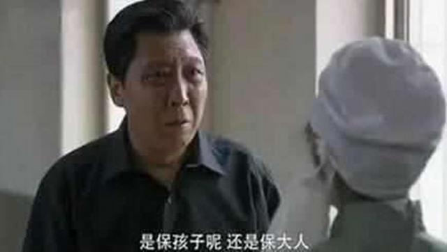 你的育儿经@产妇被推进产房,手里却紧握一张纸,护士看到后泪目了