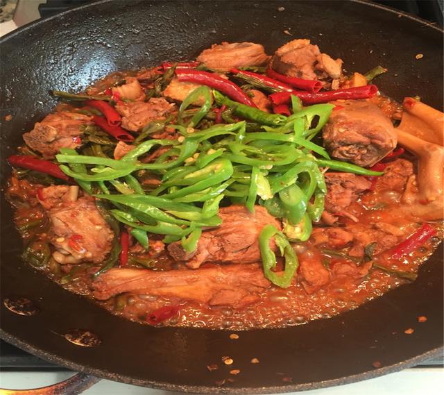 冬天这菜晒干留着吃，留半年不是问题，随吃随拿，用来炖肉吃最香