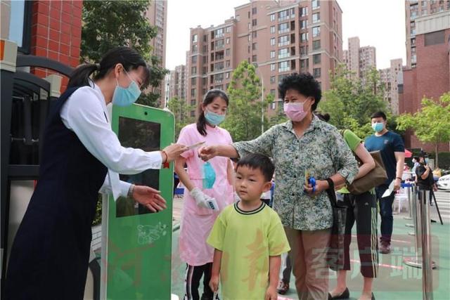 河南日报|萌宝重回幼儿园，郑州市首批幼儿园迎来复学复课