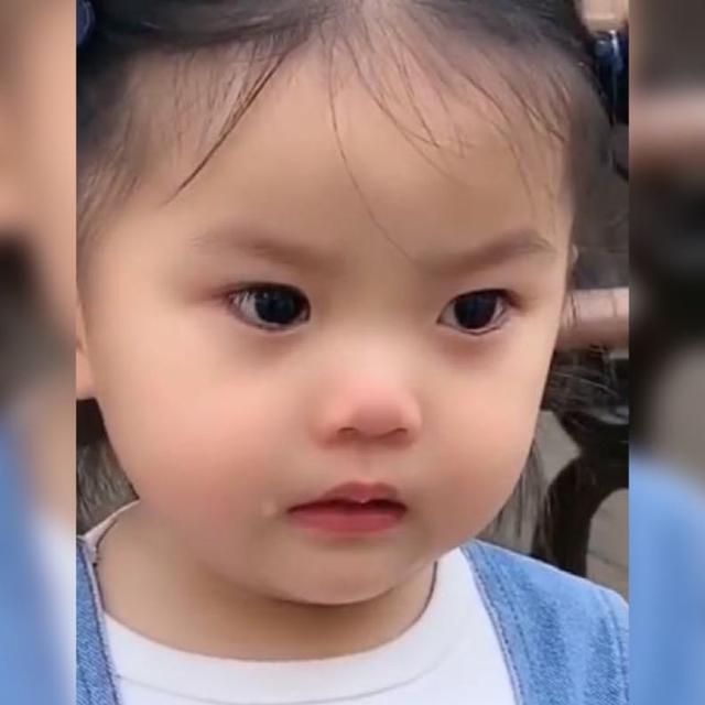 超级宝妈@萌娃强忍眼泪实力演绎“咬牙切齿”，网友：终究还是一人抗下所有