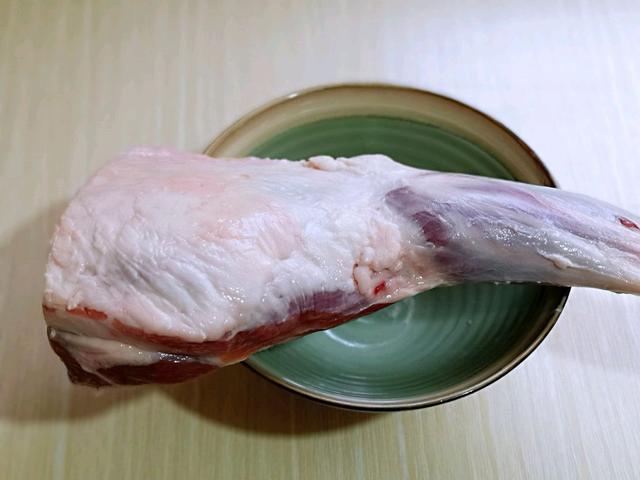 冬日小确幸美食，在家烤羊腿，外焦里嫩口感好，还能滋补身体