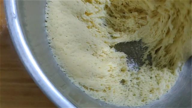玉米面饼这样做，加多一种材料，口感丰富，吃着蓬松柔软，真香
