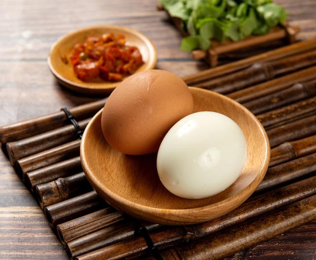 煮鸡蛋容易剥壳难？教你正确做法，只需多放2味料，香嫩好剥壳