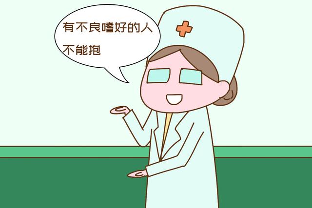#超级宝妈#新生儿很脆弱，父母要牢记“两抱三不抱”，别让人乱亲近