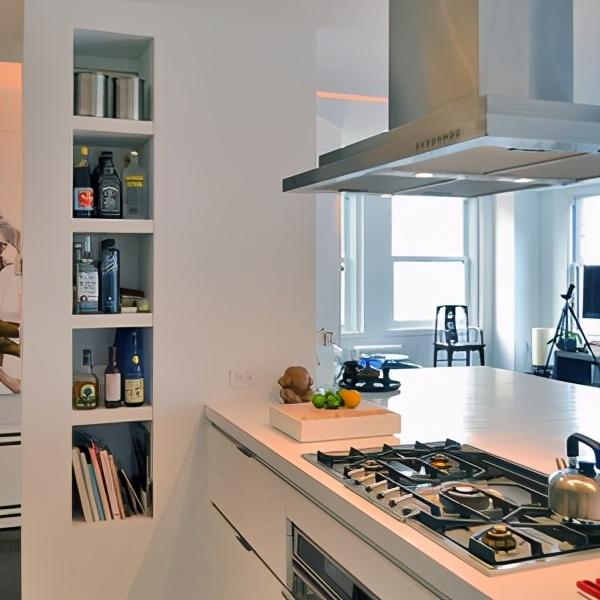 厨房不一定要打柜子，墙上做壁龛设计，照样收纳又更省钱