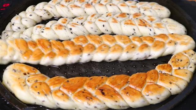 早餐别吃包子了，面粉里加入一把黑芝麻，比包子好吃，营养又美味