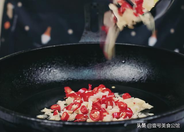 茄子的凉拌新做法，烹饪简单，酸辣爽口，家人都爱吃的居家美食