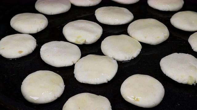 天冷了，土豆别再炒着吃，试试这样做，孩子三天不吃就馋了，真香