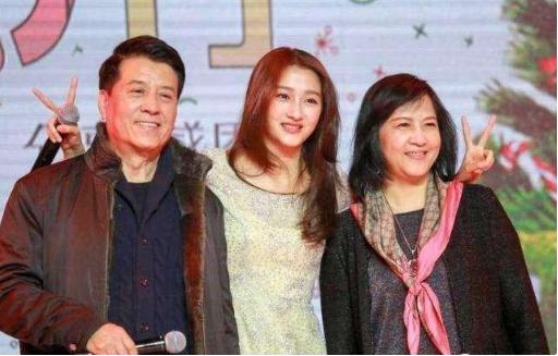 超级宝妈@有种“不公平”遗传叫关晓彤和姐姐，一个貌美如花，一个长相平庸