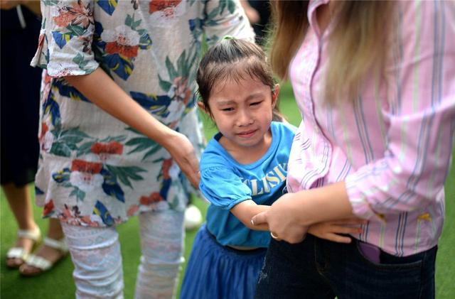 得不到糖的小孩|资深幼师直言：第一次上幼儿园不哭的娃，大多来自这“3种家庭”