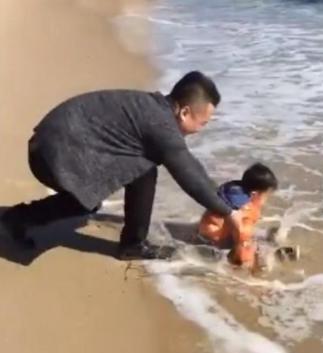 你的育儿经：爸爸带儿子去海边，爸爸的带娃方式，网友：亲生的？