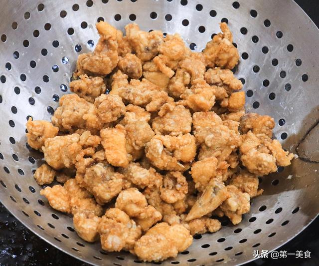 大厨教你做辣子鸡丁不出水，粒粒入魂！外酥有嚼劲，内部又滑嫩