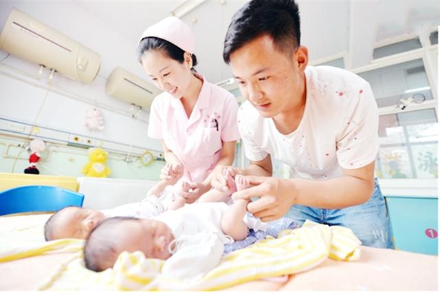 「超级宝妈」两个宝宝同时出生，一家人还在高兴中，医生却说：这不是双胞胎