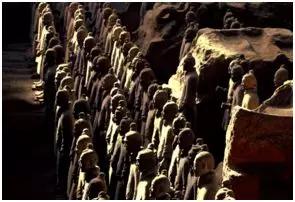 「你的育儿经」书架上的最美中国纪录片《这里是中国》，每一页都震撼人心