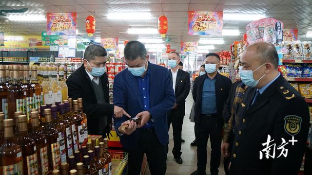 陈荣欣率队开展节日食品安全及消防安全检查