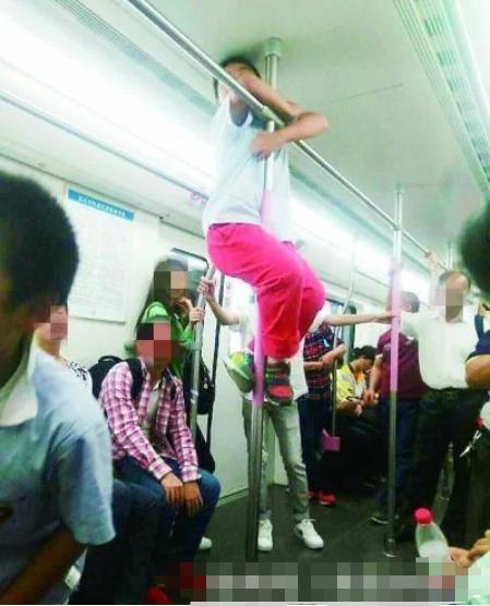 超级宝妈■“霸座男孩”火了，一人占三个座位，父母却在一旁视若无睹