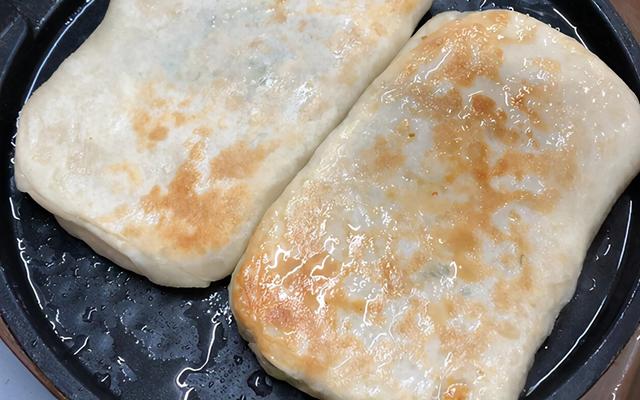 鸡蛋饼的新做法，口感更加丰富，外皮酥香爽口，比早餐店买的好吃