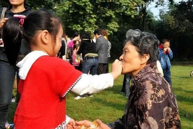 【超级宝妈】带娃舞台上，奶奶谢幕姥姥成为主力军？2者之间的3点区别很现实