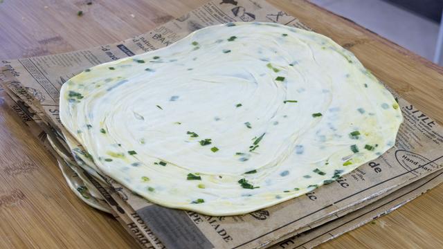 饼烙得像锅盔？教你个好方法，外酥里软、全是小薄层，凉了也不硬