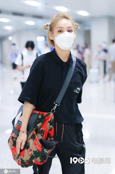 对你宣说|姐圈顶流！宁静梳哪吒头亮相机场 俏皮减龄气场足