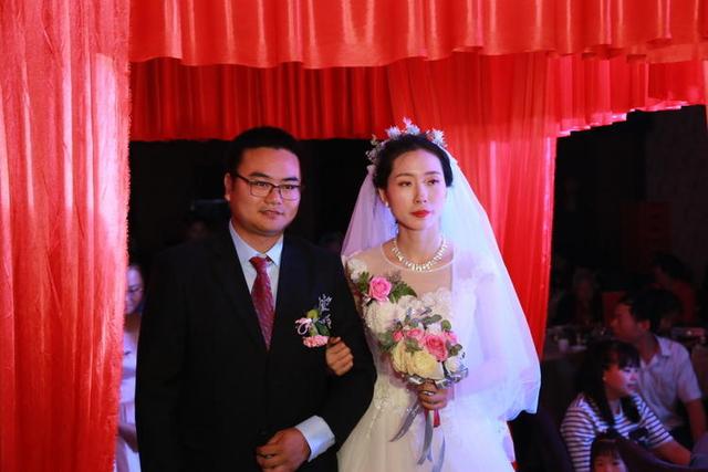 “我去厕所了”婚礼中新娘消失10分钟，新郎查看监控后宣布退婚