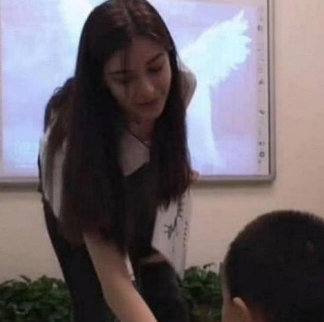 你的育儿经@“女神老师”火了，长相身材酷似迪丽热巴，网友：想回去读书