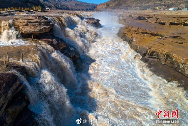 『旅行百事通』黄河壶口瀑布迎来“桃花汛”彩虹相伴景色壮美