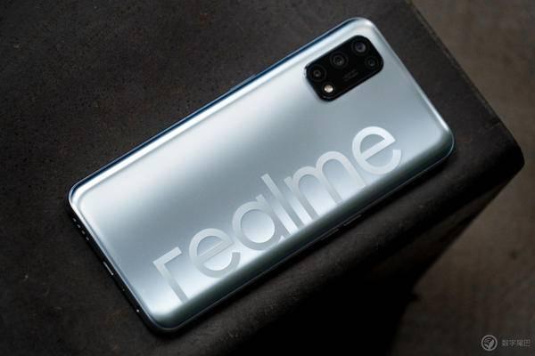 realme Q2 Pro 开箱：千元素皮，好看的性价比之选