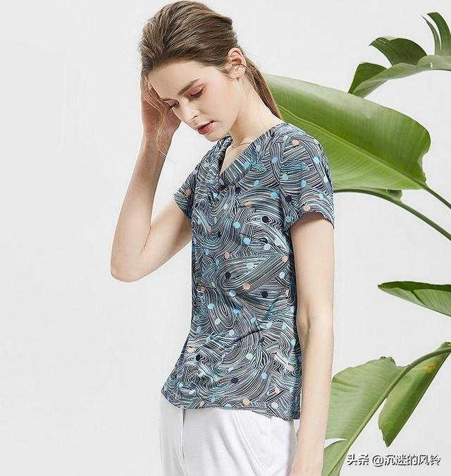 时尚迪科修身短袖T恤，轻松的时髦感，追求浪漫优雅自由的风格，百搭显瘦