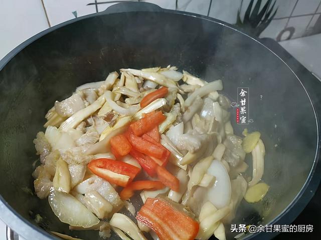 五花肉煸炒杏鲍菇，炒一炒就出锅，鲜香不腻又下饭