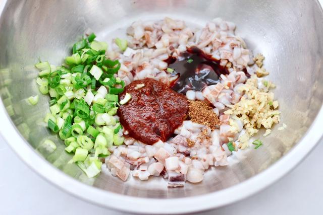 自己做包子没有外面卖得好吃，小厨教你萝卜鱿鱼馅，鲜美又营养