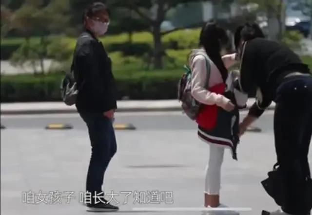 女孩路上来“初潮”，染红裤子没发觉，路人阿姨的做法很暖心