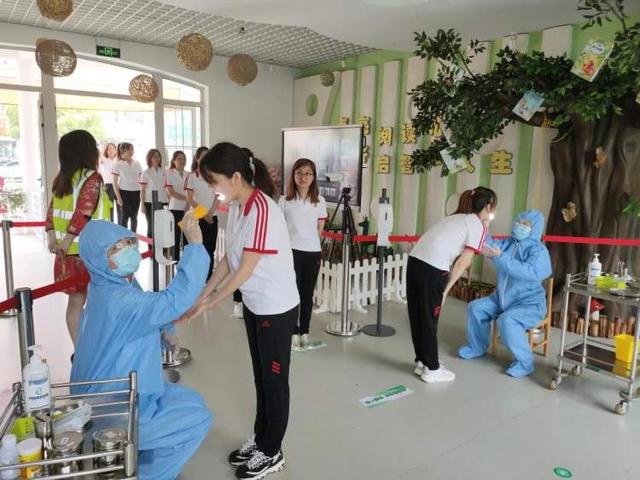 超级宝妈|透明隔离板用餐 错向而睡，幼儿园开学在即 为幼儿筑起一道坚固的“防护墙”