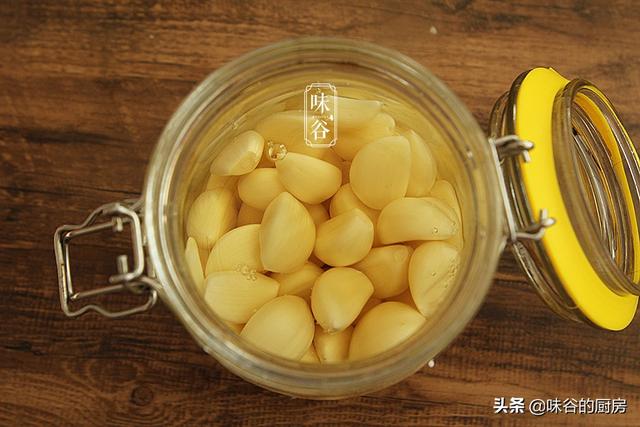 腌腊八蒜，只加醋是不够的，多加“两样”，2天就变绿，又脆又香
