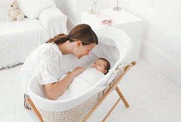 「超级宝妈」“花心宝宝”引关注，刚出生就摘下护士口罩，网友：孟婆汤掺水了