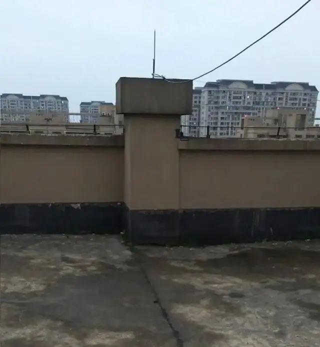 超级宝妈@14月龄宝宝被高空坠物砸成脑死亡！爸爸：砖块是个小男孩从顶楼扔下的
