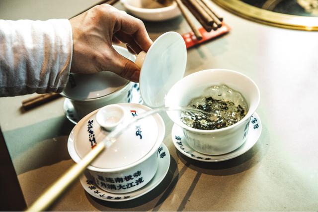 成都|这家“成都茶馆”名堂有点多 月满大江茶馆主题成都味火锅亮相万象城