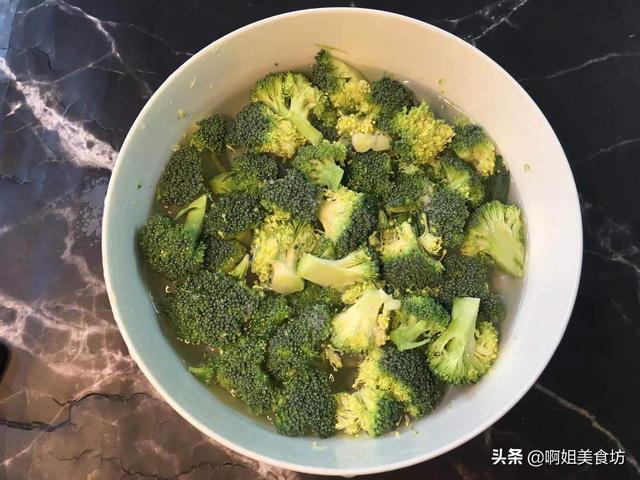 西兰花里加两个鸡蛋，简单一做，营养美味，5分钟搞定早餐