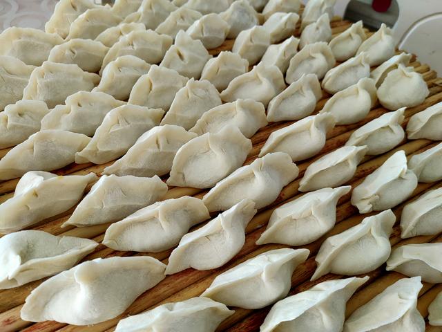 酸菜馅饺子这样调馅才好吃，味道正宗，酸香爽口，一次至少吃2盘