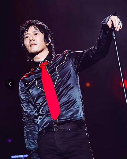 9号放映厅■53岁郑钧再次登台：老去的只是肉体，摇滚永远不老！