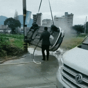 搞笑gif:通常情况下,我都会踹上一脚的,哈哈哈