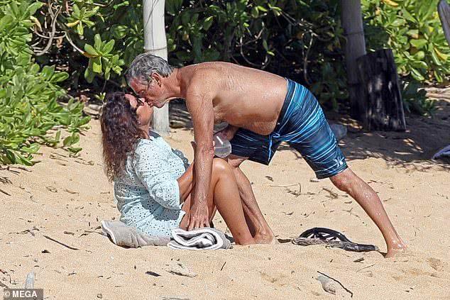 “最帅007”海滩度假，67岁胸肌仍在，俯身吻胖胖妻子霸道又甜蜜资讯早知道